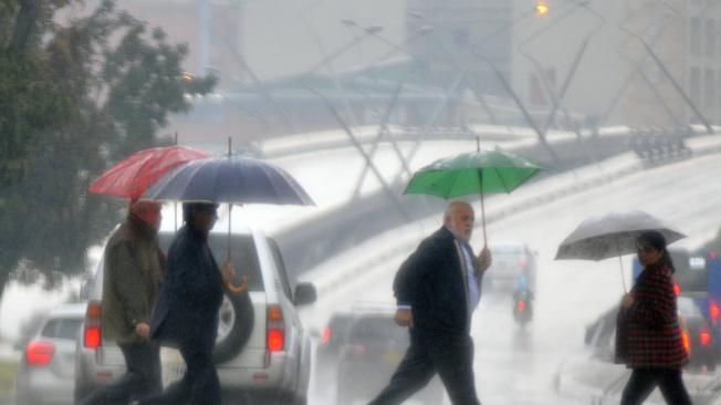 Las fuertes lluvias han generado afectaciones en la ciudad, como congestión vehicular y movilización de los peatones.