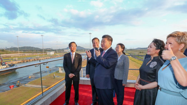 El presidente chino, Xi Jinping (3-i), habla en una llamada telefónica con el capitán del "Shipping Rose", un barco de China Ocean Shipping Company (COSCO) que está esperando en las primeras esclusas del Canal de Panamá, en la Ciudad de Panamá, Panamá, el 3 de diciembre de 2018.