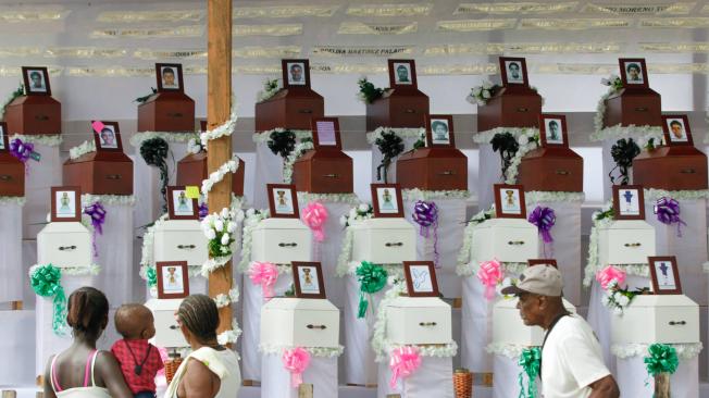 Funeral colectivo de las víctimas de la masacre de Bojayá