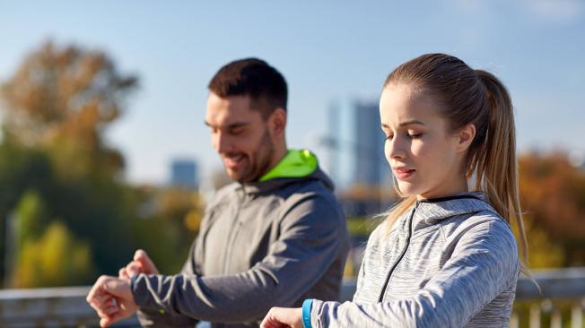 “Comience caminando de 10 a 15 minutos cada día. Con el tiempo, puede comenzar a caminar más y más, hasta que lo haga durante 30 a 60 minutos la mayoría de días de la semana “, recomiendan los expertos. Este tiempo puede ser incluso yendo o regresando del trabajo.