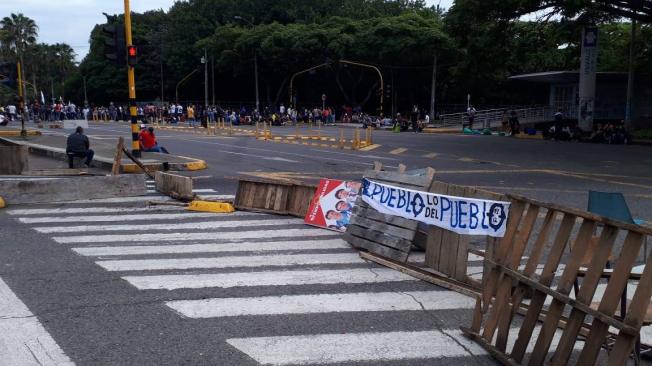 En la Universidad del Valle hay barricadas que impiden el paso de vehículos.