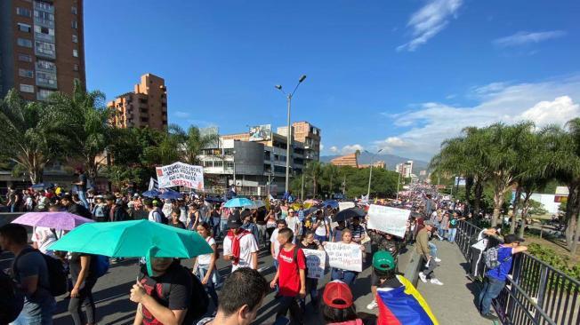 Hacia las 08:30 a.m. un buen número de manifestantes en Medellín iniciaron su recorrido por las calles de esta ciudad.