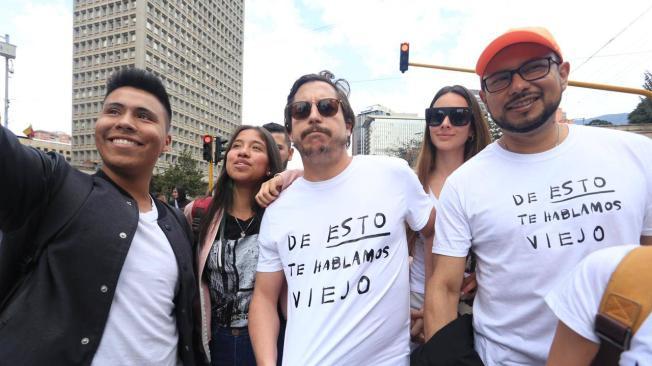 Alejandro Riaño se unió a la marcha con una camiseta en referencia al Presidente.