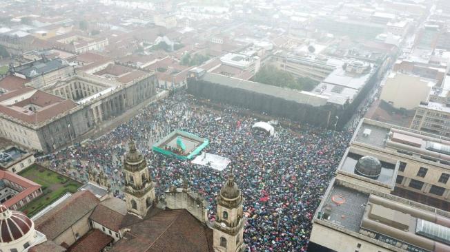 Alta concentración de marchantes en la plaza de Bolívar de Bogotá.