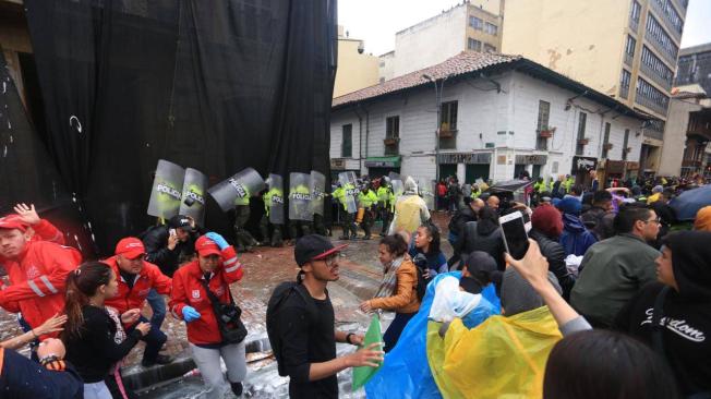 En la plaza de Bolivar, los manifestantes se pusieron frente a la policía para evitar que los atacaran.