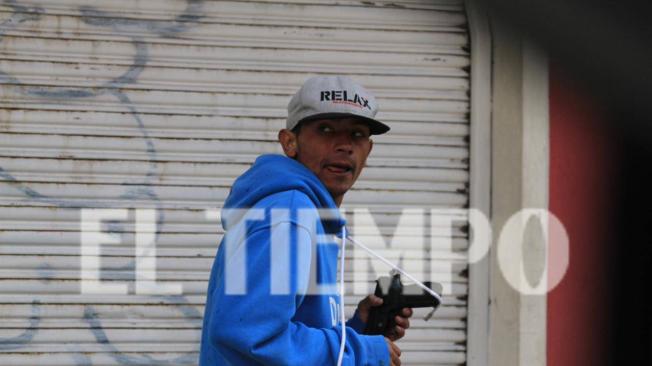 Este hombre robó el arma de dotación a dos policías que se movilizaban en una moto en el sector San Francisco en ciudad Bolívar.