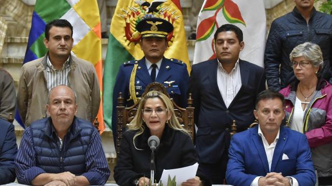 La presidenta interina de Bolivia, Jeanine Áñez (c), advirtió de que no promulgará una ley como la que propone el partido de Evo Morales para darle inmunidad a él y al resto de autoridades que nombró durante su Presidencia.