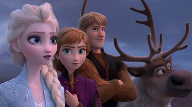 Elsa, Anna , Kristoff y el reno Sven deciden ir a los bosques encantados que se abren más allá de Arendelle.