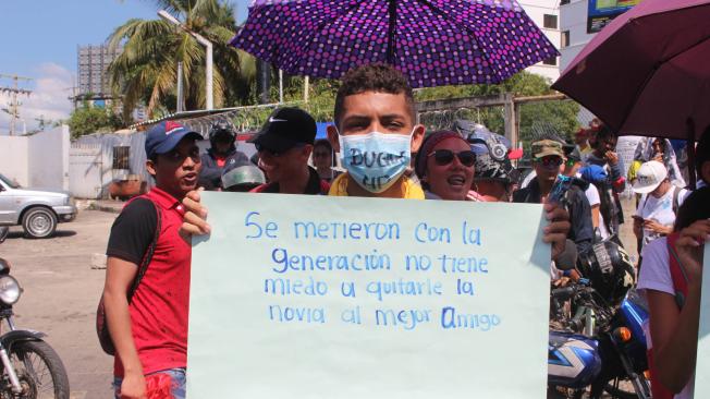 Sin importar el recio sol de la mañana y el medio día los cartageneros se lanzaron a la calle para protestar por el llamado ‘Paquetazo’ del Gobierno Duque y para elevar su protesta ante el crimen del joven Dilan Cruz, en las marchas de Bogotá.