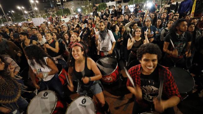 Una de las marchas en el norte de Bogotá, protagonizada por percusionistas y más de quinientas personas que protestaron a su ritmo. La música ha sido un elemento muy presente.