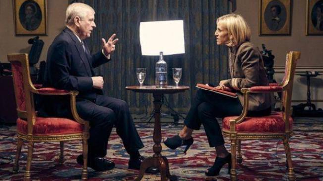 La entrevista concedida por el príncipe Andrés a la BBC fue considerada por muchos como un verdadero "desastre mediático".