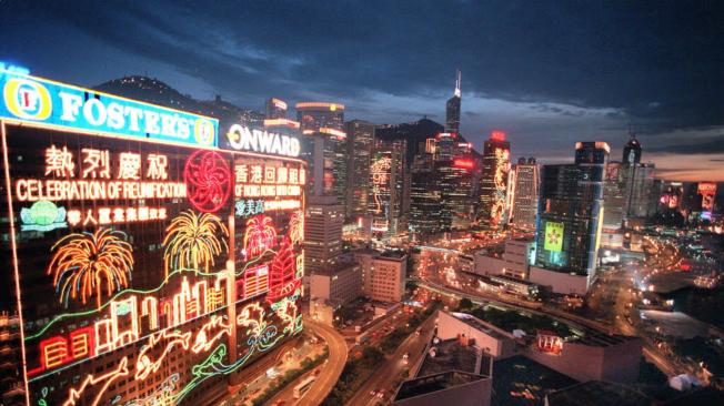 En esta foto del 2004, veinte edificios de la historia de 
Hong Kong son iluminados con varios colores celebrando la devolución por parte del Reino Unido a China de la isla de 
Hong Kong.