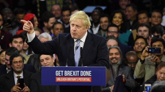El líder conservador y primer ministro británico, Boris Johnson, pronuncia un discurso durante el último día de la campaña electoral en Londres.