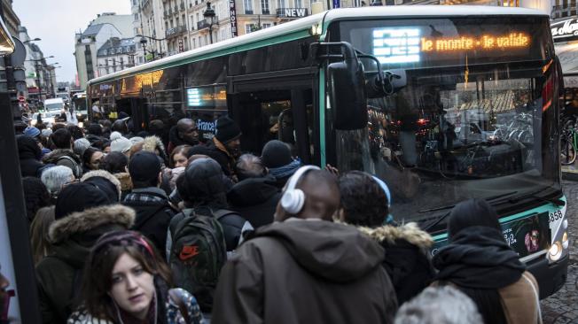En Francia ya completan 12 días en huelga, especialmente de transporte, en protesta por el proyector de reforma pensional.