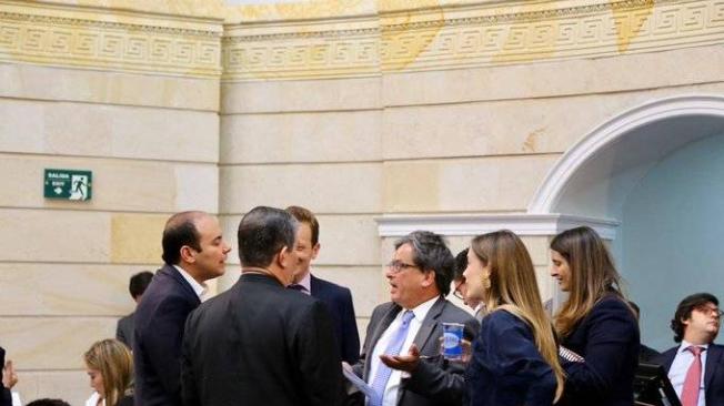 El ministro de Hacienda, Alberto Carrasquilla, hablando con varios senadores durante la discusión de la reforma tributaria, este miércoles.