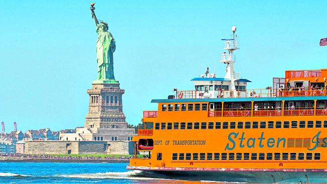 El ferry sale cada media hora desde la terminal y navega a metros de la estatua de la Libertad.