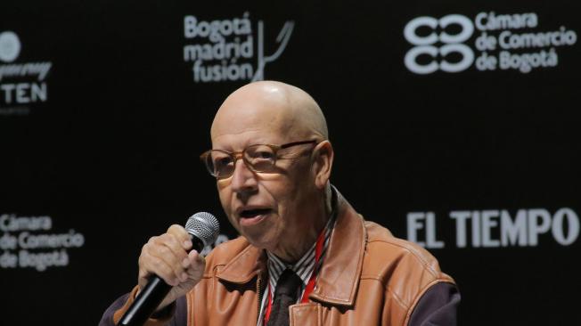Julián Estrada Ochoa, al recibir el premio a la vida y obra en la primera edición de Bogotá Madrid Fusión.