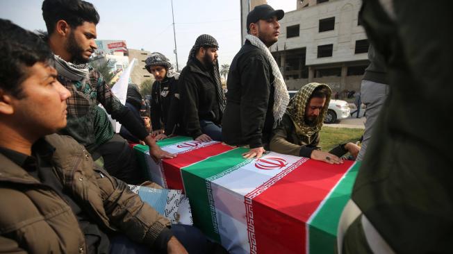 Los ataudes de Soleimani y las otras 9 víctimas del ataque serán llevados a Irán esta semana.