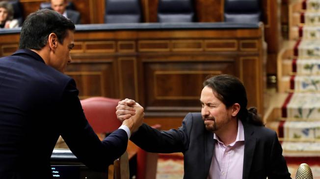 Pedro Sánchez, presidente en funciones del gobierno español, con Pablo Iglesias, de Unidas Podemos, con quien hizo una alianza de gobierno para lograr la ivestidura.