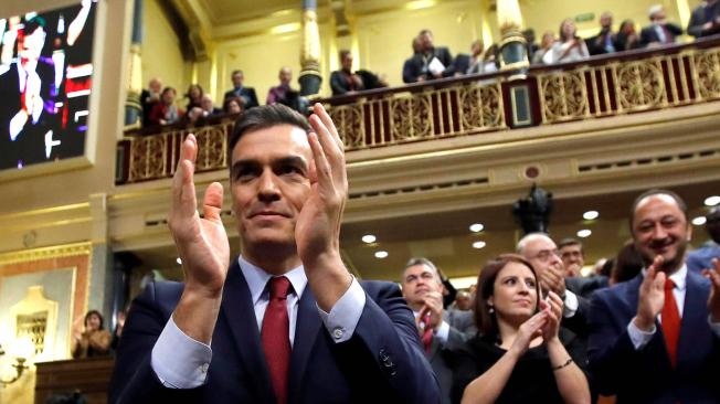 l candidato socialista Pedro Sánchez (i), que logró este martes la confianza del Congreso para un nuevo mandato como presidente del Gobierno, al lograr una estrecha mayoría de 167 votos a favor, 165 en contra y 18 abstenciones, aplaude durante la sesión de investidura.