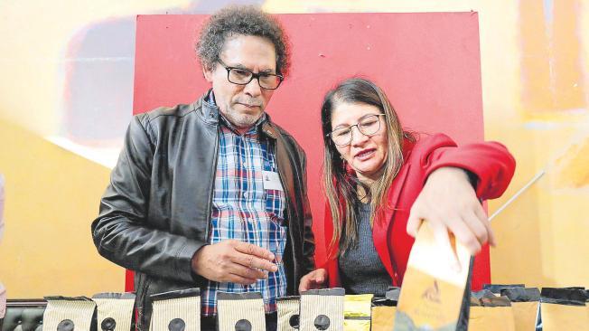 Pastor Alape y Griselda Lobo, viuda de
‘Manuel Marulanda’, en una exposición de
café cultivado por excombatientes de las Farc.
FOTO: HÉCTOR FABIO ZAMORA. EL TIEMPO.