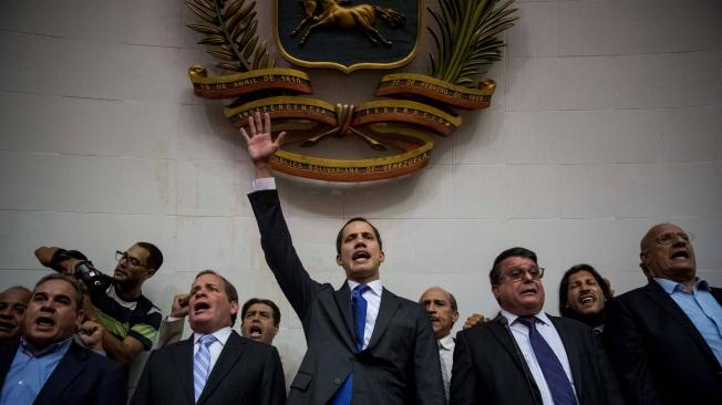 Tras abrirse paso en el Palacio Legislativo y acompañado por al menos 100 opositores, Guaidó encabezó ayer una sesión parlamentaria.