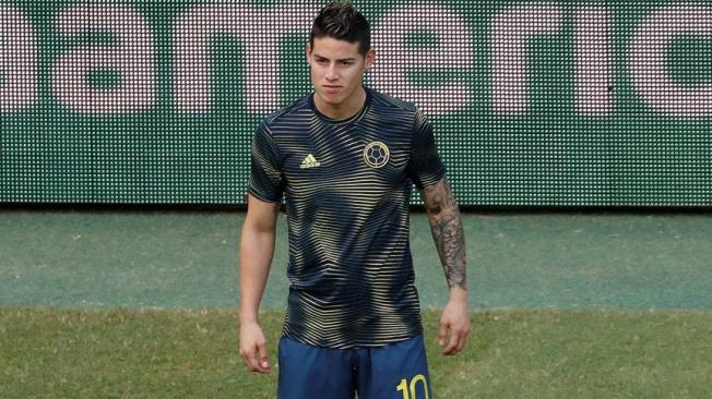 Una nueva moda de las marcas deportivas es hacer camisetas aparte para el calentamiento. Esta que luce James Rodríguez fue la de la Copa América de Brasil, el año pasado. Opiniones divididas.