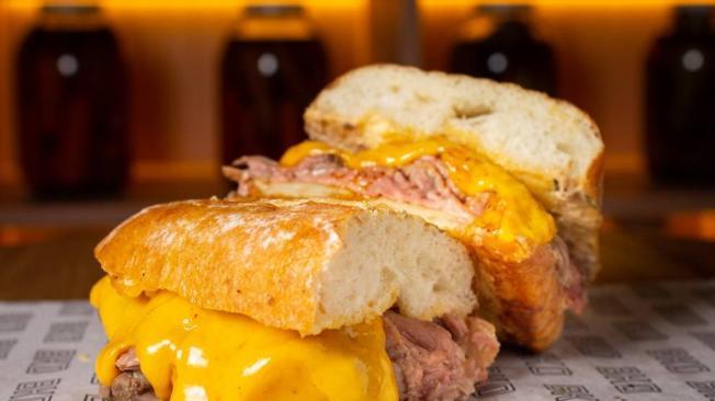 El sándwich de roast beef es otro clásico del mundo. El lugar también vende la carne del mismo para quien quiera llevarla a casa.