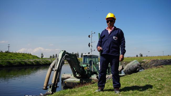 Carlos Ernesto Espitia es el operario de la draga flotante con la que se limpia el río Bogotá. Por estos días trabaja cerca de la desembocadura del río Fucha.
