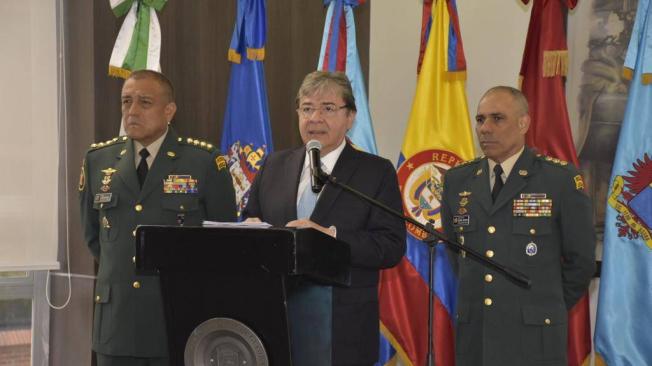 Ministro de Defensa habló del tema junto con el comandante de las Fuerzas Militares, Luis Fernando Navarro, y el comandante del Ejército, Eduardo Zapateiro.