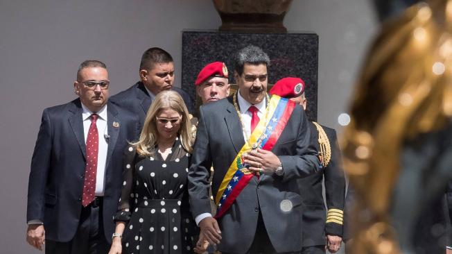 El presidente del régimen Venezuela, Nicolás Maduro (d), asistió este martes junto a la primera dama, Cilia Flores (c), al acto de presentación del Mensaje Anual de Memoria y Cuenta, en el Palacio Federal Legislativo, en Caracas (enezuela).