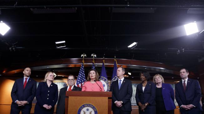 La jefa de la Cámara de Representantes, Nancy Pelosi (c.), y el equipo de demócratas que actuarán como fiscales en juicio contra Trump