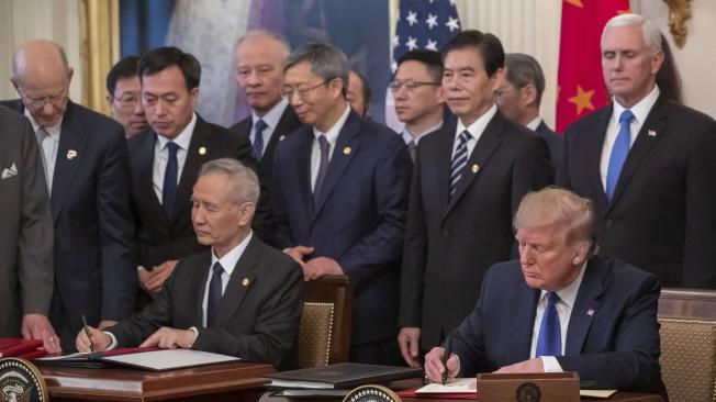 El presidente Donald Trump, junto al viceprimer ministro chino, Liu He, tras firmar el acuerdo comercial entre ambos países, esta semana.
