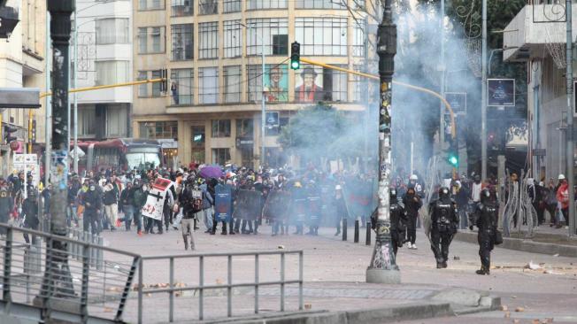 Enfrentamientos entre manifestantes y el Esmad en la avenida Jiménez, centro de Bogotá.