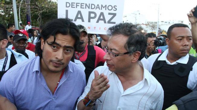 El senador Gustavo Petro y su hijo, Nicolás Petro, marcharon en Barranquilla. En la foto, multitud concentrada en la calle Murillo.