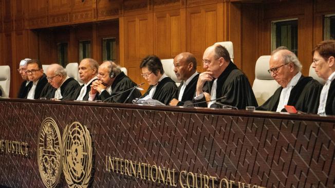El juez presidente de la CIJ, Abdulqawi Ahmed Yusuf, lee la orden de aplicación de medidas provisionales contra Myanmar por el supuesto genocidio de la minoría musulmana rohinyá en la Corte Internacional de Justicia, este jueves, en La Haya, Paises Bajos.