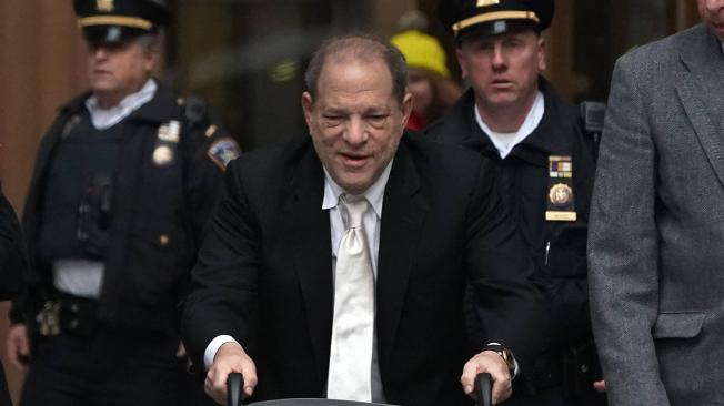 La Fiscalía del estado de Nueva York presentó al productor de cine Harvey Weinstein como un “monstruo depredador” en la apertura del juicio.