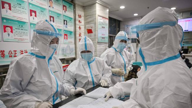 Personal médico en un hospital de Wuhan se protege al máximo para atender a los pacientes.