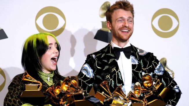 Billie Eilish y Finneas O' Connell felices con sus premios Grammy