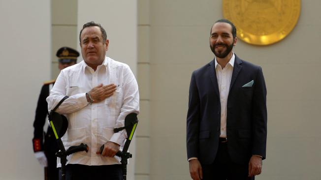El presidente de Guatemala, Alejandro Giammattei (i), y su homólogo salvadoreño, Nayib Bukele, ofrecen una rueda de prensa en San Salvador (El Salvador).