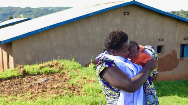 Esta imagen muestra a la presidenta cooperativa de Kabeza Village (en 2016), Solange, con su bebé en Ruanda.