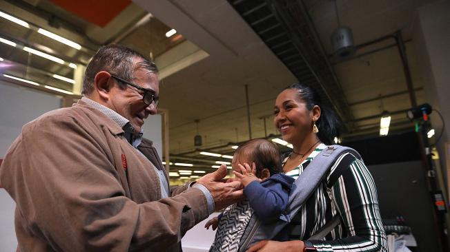 Rodrigo Londoño, Timochenko, con su hijo y compañera sentimental.