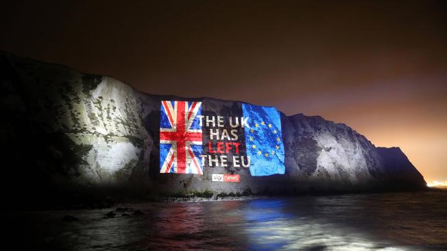El viernes se leía en los Acantilados Blancos de Dover (Inglaterra), frente a la costa francesa, un mensaje que decía ‘El Reino Unido dejó la UE’