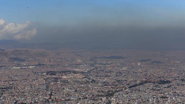 Esta es la nube de smog que se desde el Cerro Guadalupe.