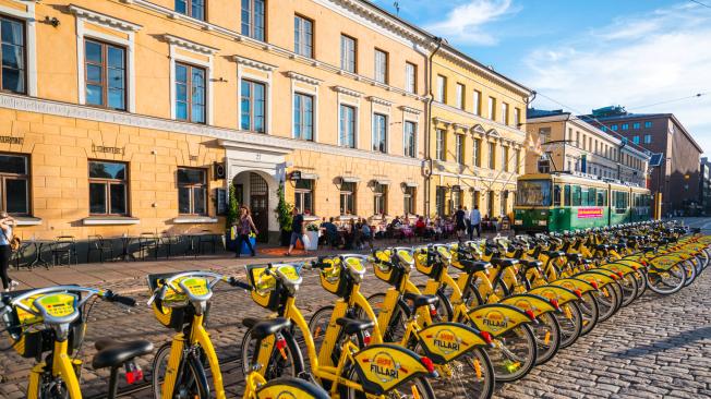 Con la ambición de convertirse en la metrópolis del mundo del transporte sostenible, la capital finlandesa, se había fijado en un objetivo de participación modal en bicicleta del 15% para 2020. En un 11% actual con una división de género casi igual entre Usuarios de bicicletas, Helsinki está en camino de convertirse en la ciudad líder del norte de Europa en ser ‘bici amigable’.

Con más de 1300 kilómetros de infraestructura para bicicletas y 20 kilómetros de autopistas para bicicletas, la ciudad apunta a corredores importantes en el centro para cambiar la imagen de esta zona. Por ejemplo, actualmente se está reconstruyendo la calle principal la cual estará lista este año. 

Sin embargo, al ser una ciudad de invierno con fuertes nevadas, la administración ha comenzado a reevaluar sus prácticas de limpieza de nieve desde 2017. Todos estos cambios también se han documentado a través de la Cuenta de bicicletas bianual desde 2015, un marcador de dedicación a la evaluación comparativa y planificación futura.