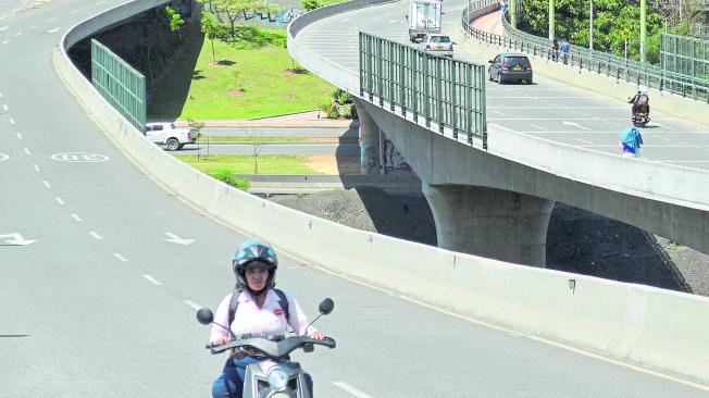 Los motociclistas son los más vulnerables ante la falta de medidas de seguridad en el puente.