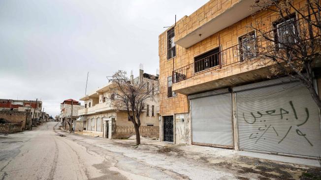 En algunas casas de Idlib, provincia del mismo nombre, los habitantes que huyen  escriben en las puertas y las paredes que volverán.