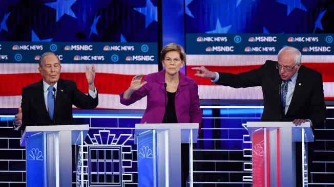 Elizabeth Warren (C), Mike Bloomberg (I) y Bernie Sanders (D) durante el debate demócrata.