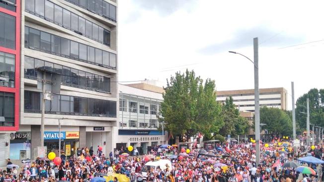 Los miles de docentes que marchan en Bogotá avanzan por la calle 100 con carrera 15.