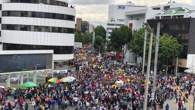 Los miles de docentes que marchan en Bogotá avanzan por la calle 100 con carrera 15.